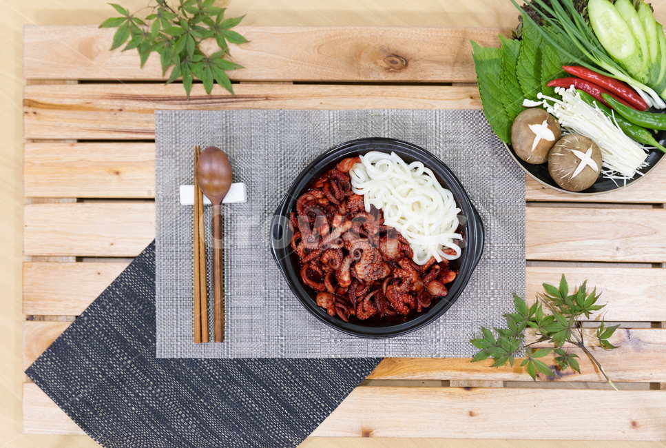 주꾸미,요리,다이어트,매운음식,식기류,건강식,조리법,그릇,테이블,식사,맛있다,먹다,별미,낙지,문어,맵다,짜다,준비,숟가락,식탁,붉다,해산물,바다요리,재료,배고프다,무침,볶음,식당,밥,볶다,젓가락,매콤하다,양념,국수,술안주,음식,식재료,요리,food,cook,meal,dishes,food reserves,한식,한국음식,한국요리,korean food,korean dishes,korean meal,korean cook
