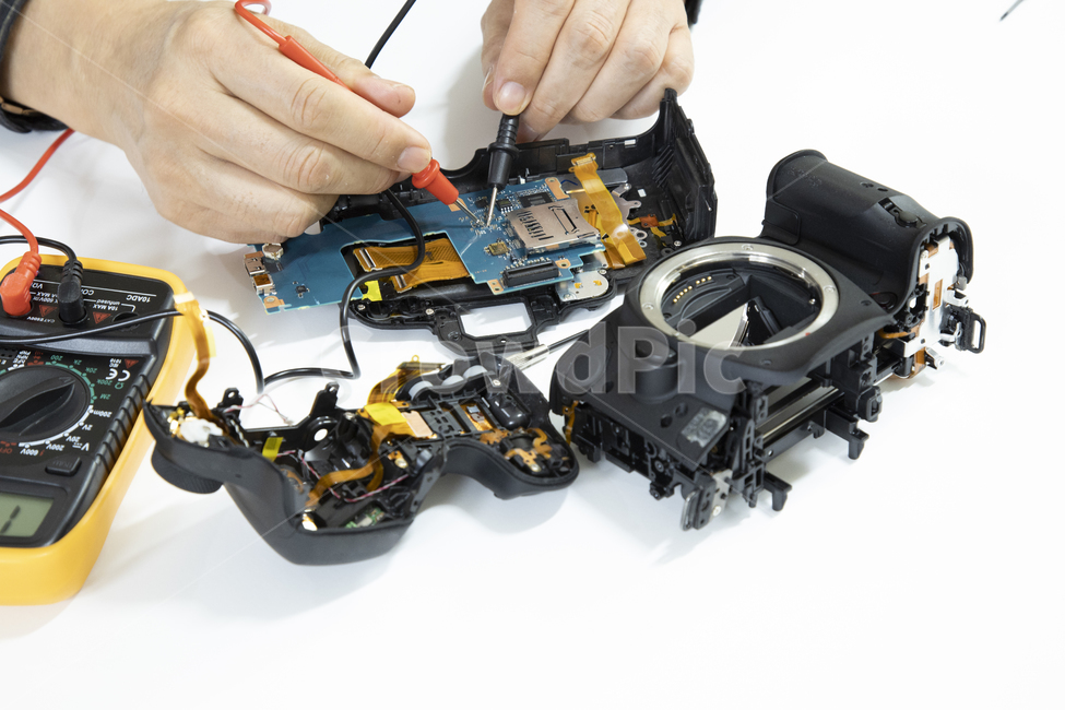 카메라,부품,케이스,전자회로,기판,알루미늄,거울,바디,플라스틱,나사,원형,마운트,망가진,고치는,분해,조립,손상,미러,손,테스터기,드라이버,수리,과학