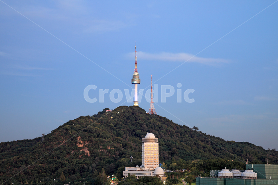 남산,타워,남산타워,서울타워,산,서울,한국,건물,건축물,천문대,자연,하늘,배경,풍경,숲,랜드마크,landmark,tourist attraction,한국랜드마크,한국관광지,한국명소,korea landmark,korea tourist attraction