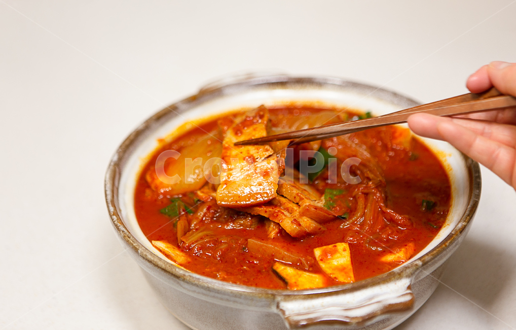 묵은지,김치찜,냄비,손가락,손,젓가락,오브젝트,식당,식품,식료품,한식,신선한,싱싱한,육류,생고기,고기,야채,채소,반찬,돼지,돼지고기,찜,돼지김치찜,김치,문화,food,음식,dish,요리,meal,식사
