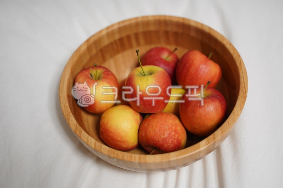 Apples,mini apples,apple,fruit,apple dessert,multiple apples,apple bunch