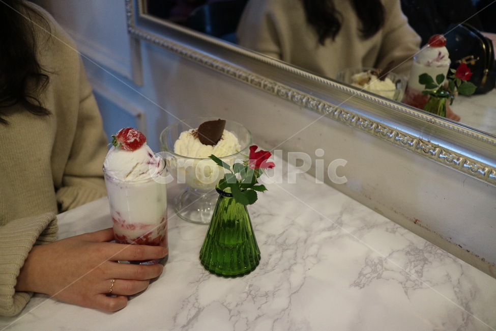 카페,손,예쁜손,여자,여자손,인테리어,분위기,food,음식,cream,icecream,아이스크림,dessert,디저트,creme,크림