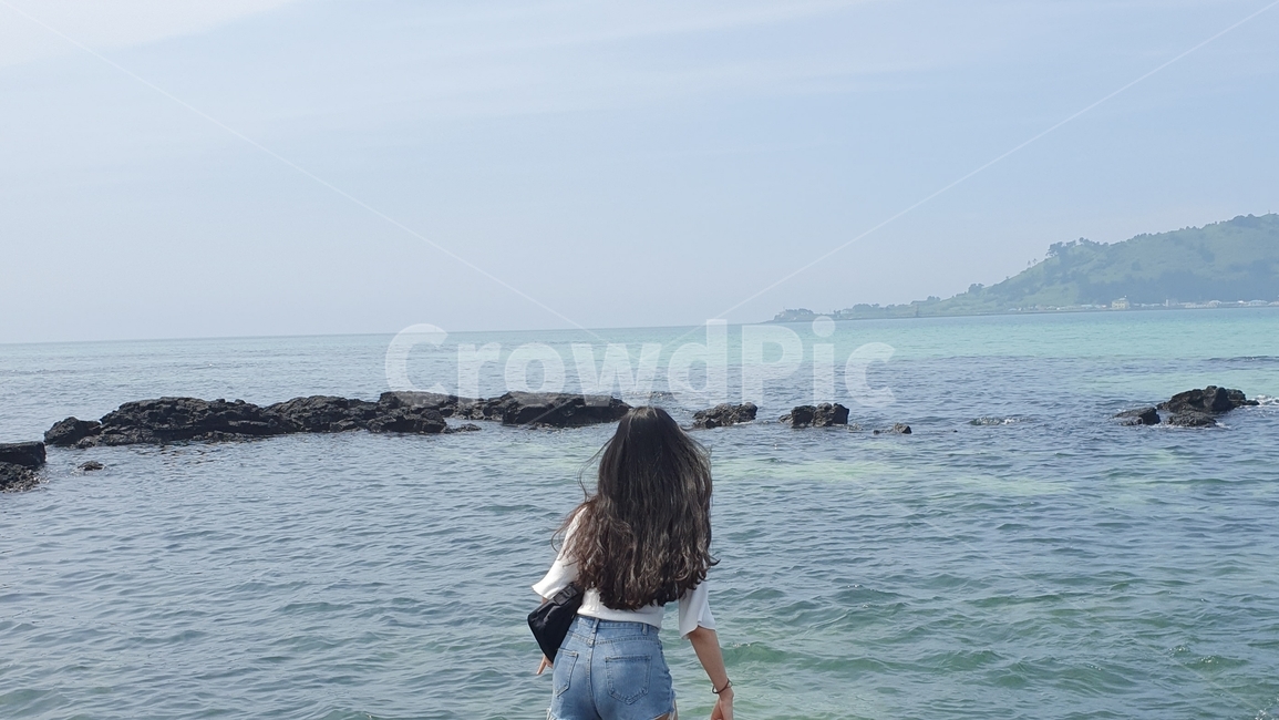 바다,뒷모습,협재해변,하늘,바닷가,긴머리,hyubjae,hyubjaebeach,sky,sea,ocean,appearancefrombehind,longhair,여자뒷모습,사람,인물,인간,human,person,여성,여자,woman,female,lady,여행,휴가,traveling,vacation,trip