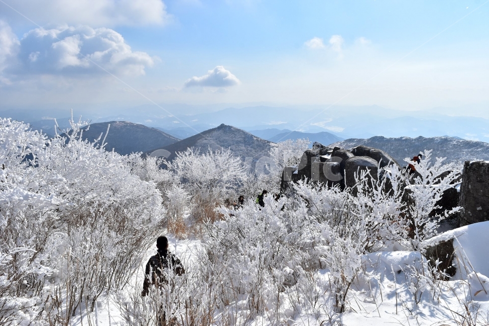 무등산,국립공원,풍경,힐링,산행,설경,상고대,서리꽃,서석대,입석대,안양산,백마능선,장불재,증심사,중봉,중머리재,천왕봉,지왕봉,Korea,National,Park,눈풍경,등산,주상절리,판타스틱,겨울왕국,겨울,지질공원,인왕봉,천지인,설국,2018년,1월,눈꽃,파란하늘,트레킹,winter,landscape,감성,아름다운,황홀한,장관,비경,선경,최고,사진,겨울,계절,winter,season,자연,풍경,nature,landscape,한국자연풍경,한국자연경관,korea nature landscape,outdoors,옥외,ice,빙,human,인간,person,사람,mountain,산