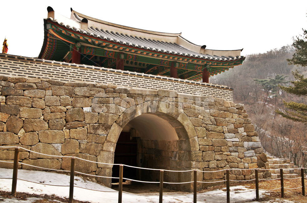 남한산성,동문,성곽,전각,성벽,유적,방어시설,조선시대,후면,겨울,계절,winter,season,한국전통,한국문화,korean traditional,korean culture,랜드마크,landmark,tourist attraction,한국랜드마크,한국관광지,한국명소,korea landmark,korea tourist attraction,건축물,건물외관,exterior,building,structure,architecture,construction