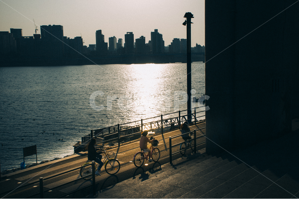 뚝섬,한강,자전거,일몰,여행,도시,풍경,city,landscape,한국도시풍경,한국도시경관,korea cityscape,사람들,대중,군중,other people,crowd,스포츠,레저,운동,sports,leisure,exercise,건강,헬스웨어,헬스케어,healthware,health care,휴식,힐링,rest,relaxation,healing,bike,transportation,교통,bicycle,vehicle,차량,machine,기계,wheel,바퀴