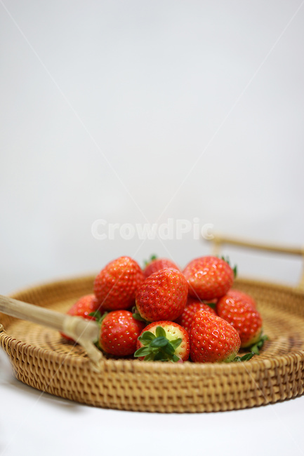 딸기,strawberry,과일,음식,겨울철과일,빨강,레드,red,베리,라탄,바구니,음식,식재료,요리,food,cook,meal,dishes,food reserves,과일,열매,fruit