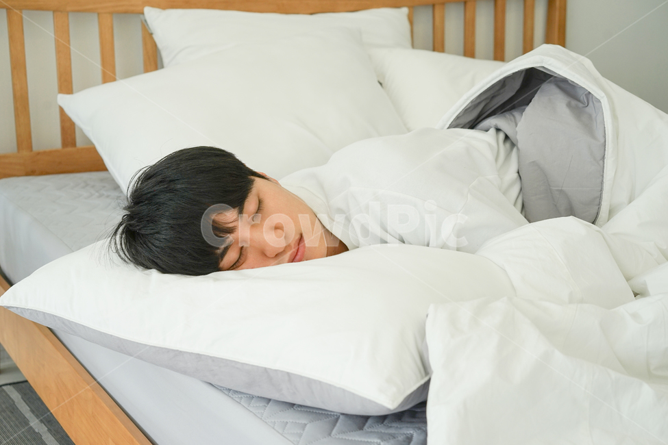 남성,남자,침대,침실,방,실내,이불,아침,sleeping,베개,pillow,잠,수면,사람,인물,인간,human,person,남성,남자,man,male