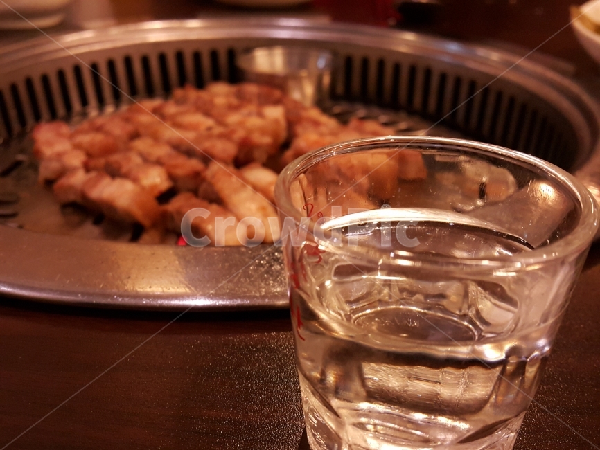 소주,소주한잔,고기,삼겹살,음식사진,음식,음식,식재료,요리,food,cook,meal,dishes,food reserves,육류,고기,meat,한식,한국음식,한국요리,korean food,korean dishes,korean meal,korean cook,술,주류,alcohol
