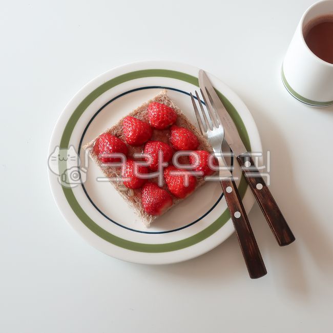 딸기,샌드위치,하프샌드위치,아침,간식,디저트,빵,식빵,딸기쨈,브런치,접시,홈카페,감성,음식,달콤한,달달한,과일,신선한,fork,포크,berry,food,산딸기,raspberry,fruit