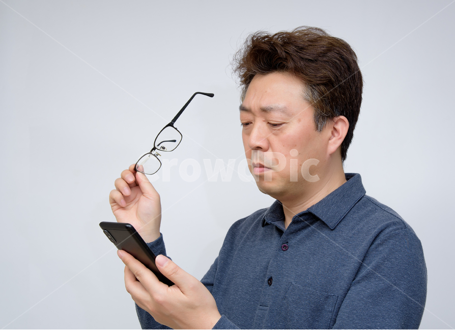 남자,남성,아빠,1명,한국인,일본인,중국인,아시아인,중장년,중년,하얀배경,실내,안경,시력,노안,난시,근시,노화,50대,상반신,표정,눈,40대,돋보기,1인,피곤,피로,눈건강,건강,보건,의료,초점,핀트,스마트폰,핸드폰,휴대전화,조작,신체,여백,카피스페이스,사람,인물,인간,human,person,남성,남자,man,male