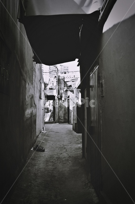흑백사진,골목길,골목,corridor,복도,path,통로,walkway,보도,그림자,골목길,alley,흑백,모노톤,monochrome,black and white
