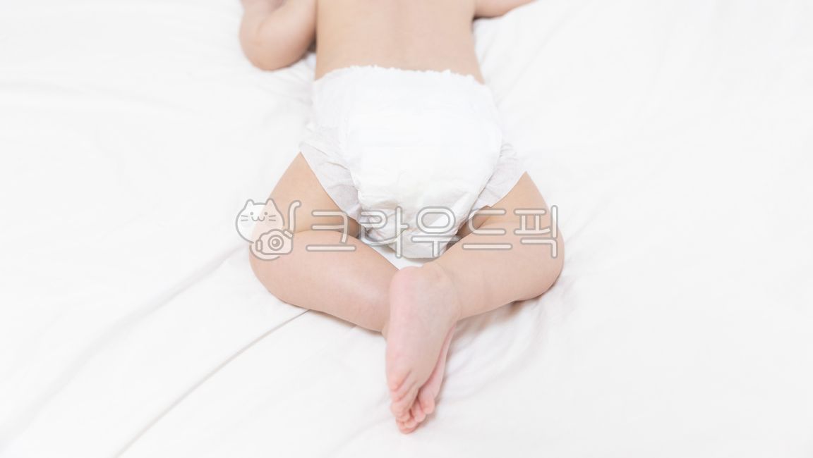 신생아,아기,아가,갓난아기,사랑스러운,행복한,육아,귀여운,작은,자그마한,흰,흰색,배경,백그라운드,화이트,소중한,순수한,순수,신체,신체부위,모습,공간,빈공간,여백,공백,카피스페이스,인물,사람,힐링,카피공간,diaper,기저귀,하체,다리,발,아기발,허리,팔,몸,엉덩이,흰천,천