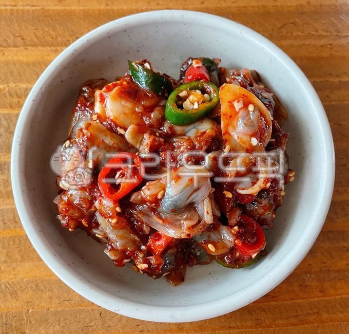 조개젓무침,조개젓갈,조개젓,날음식,젓,젓갈,조개젓양념,양념,무침,청양고추,고추,야채,채소,참깨,깨,음식,조개,바지락,요리,밥반찬,반찬,식사,식재료,food,dish,cook,meal,sesame