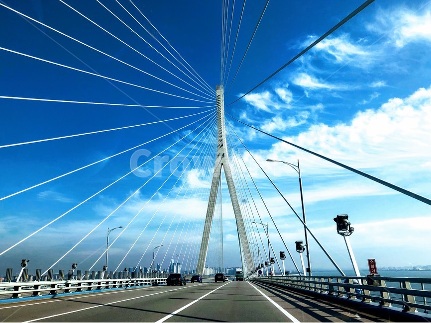 하늘,구름,다리,도로,교각,건축물,건물외관,exterior,building,structure,architecture,construction