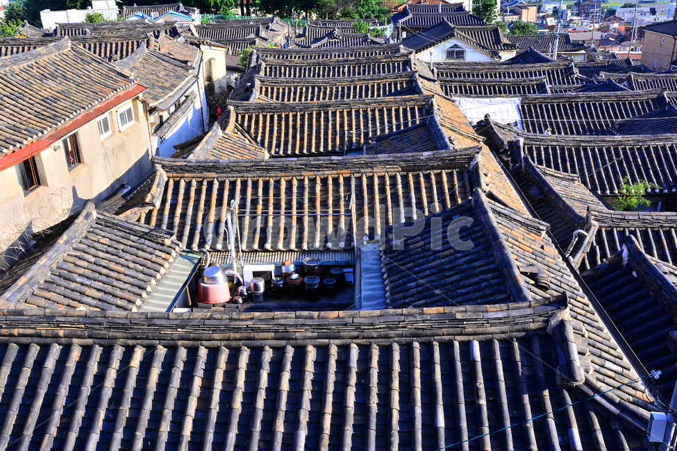 한옥,전통,북촌,기와집,한옥마을,서울,명소,관광지,투어,민속,보존,하우스,history,house,seoul,culture,traditional,korea,한국,가볼만한곳,역사,한국의미,아름다움,건축,장인,집,주거지,old,오래된,골목,빈티지,패턴,pattern,도시,풍경,city,landscape,한국도시풍경,한국도시경관,korea cityscape,한국전통,한국문화,korean traditional,korean culture,roof,지붕