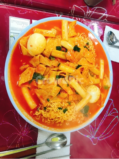 떡볶이,매운음식,dish,요리,meal,식사,food,식품,bowl,사발,떡,매움,매콤,계란,달걀,국물,쫄볶이,라면사리,아침,점심,저녁,시장,한국음식,koreanfood