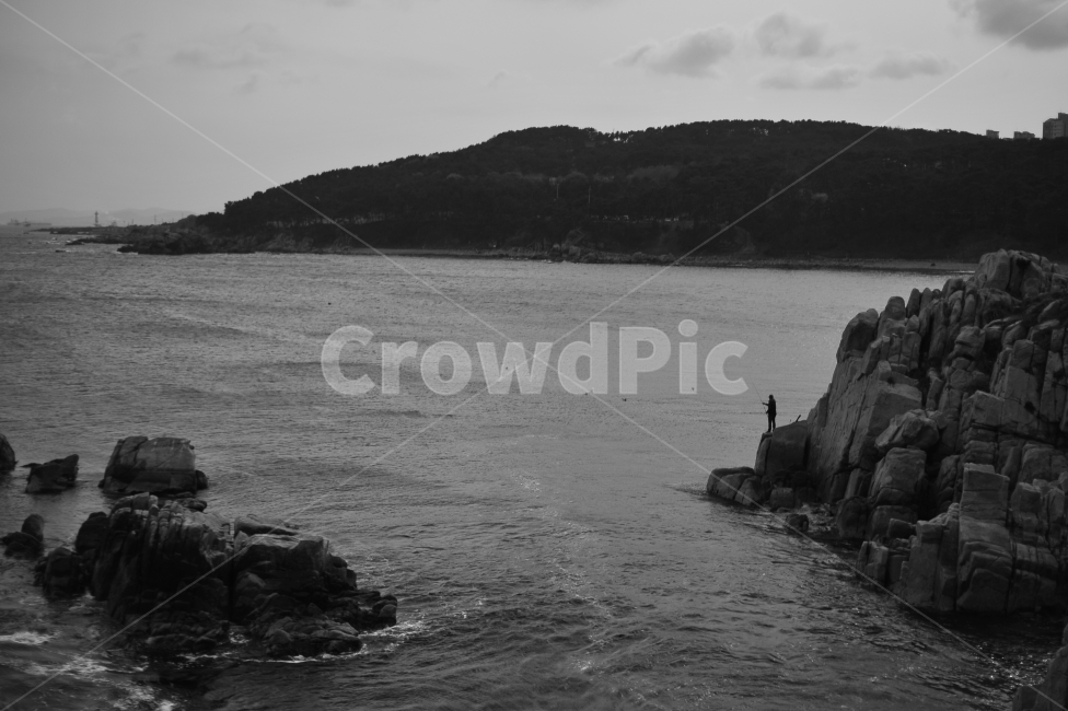 낚시,바다,홀로,쓸쓸,감성,자연,풍경,nature,landscape,사람,인물,인간,human,person,스포츠,레저,운동,sports,leisure,exercise,흑백,모노톤,monochrome,black and white,promontory,곶,water,물,outdoors,옥외,ocean,대양,sea,shoreline,해안선