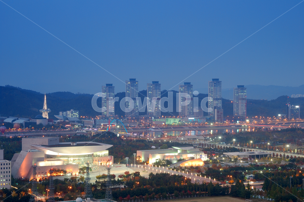 대전,야경,대전예술의전당,예술의전당,대전시립미술관,풍경,엑스포과학공원,엑스포공원,엑스포,공원,한빛탑,한밭수목원,갑천,강,도시,도심,빌딩,고층빌딩,스마트시티,스카이라인,랜드마크,배경,백그라운드,건축,건축물,현대,현대건축,다리,신도시,뉴타운,아파트,하이뷰,하이앵글,탑뷰,탑앵글,유성구,한국,야경,밤,풍경,nightscape,night,landscape,도시,city