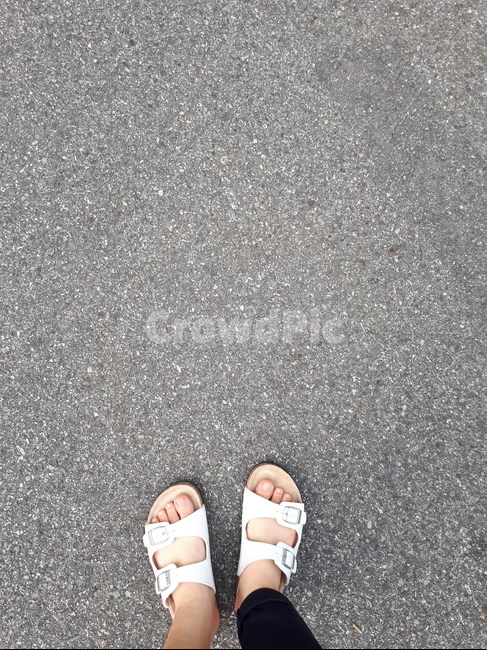 발,샌들,언발란스,콘크리트바닥,회색,foot