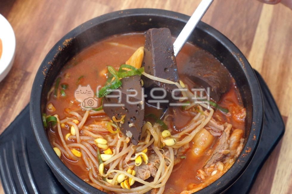 ,soup,reserves,bloodcake,bloodcakehangoversoup,bowl,pottery,Meat soup and rice,porkstew,Seonji,meatsoup,earthen pot,Seonji Haejangguk,earthenpot,Seonjit soup,Gukbap,ttukbaegi