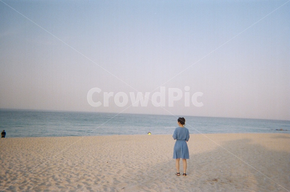 뒷모습,바다뒷모습,강릉,국내여행,한국,바다,대한민국,국내,강원도,필름사진,필름,해변,바다,beach,sea,사람,인물,인간,human,person,여성,여자,woman,female,lady,여행,휴가,traveling,vacation,trip,감성,sensible,feeling,고독함,외로움,쓸쓸함,우울함,슬픔,lonely,solitary