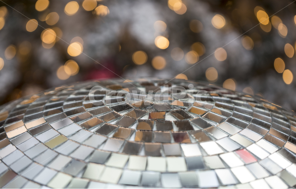 크리스마스,성탄절,장식,메리크리스마스,크리스마스볼,볼,장식품,소품,원형,트리,하얀트리,빛,전구,꼬마전구,반사,보케,은색,실버,타원