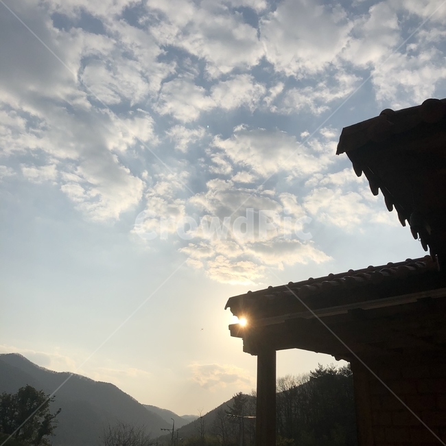 노을,해질녁,하늘,구름,지붕,그림자,포근함,힐링,자연,시골,sunset,sky,cloud,roof,shadow,warm,healing,nature
