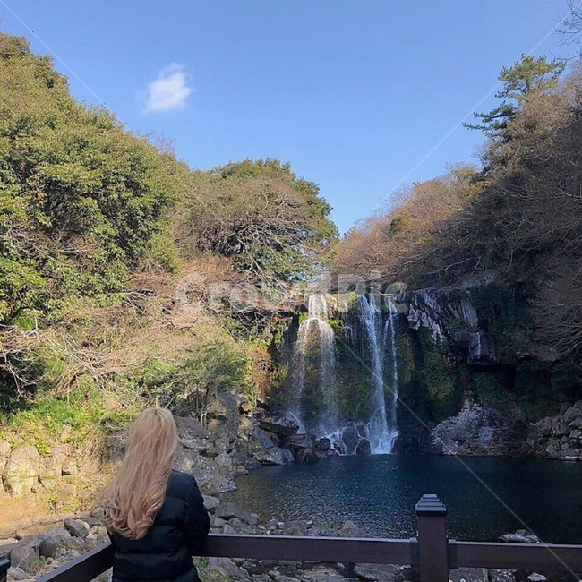 폭포,여자뒷모습,자연,사람,인간,강,물,제주도폭포,outdoors,nature,river,water,human,person,falls,여성,여자,woman,female,lady,여행,휴가,traveling,vacation,trip