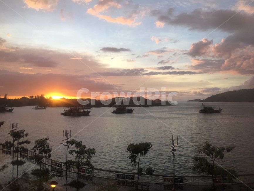 바다,하늘,태양,선셋,노을,구름,저녁,핑크색,노란색,나무,물결,배,sunset,sky,sun,sea,beach,cloud,잔잔함,kotakinabalu,코타키나발루,말레이시아,자연,풍경,nature,landscape,outdoors,옥외,dusk,황혼,일몰,dawn,새벽,red sky,붉은 하늘
