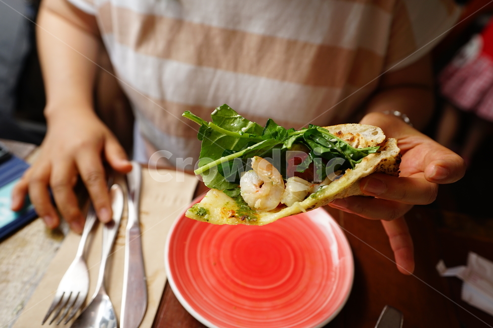 피자,pizza,이탈리안,음식,푸드,식사,컬러,색감,food,먹거리,야채,토마토,새우,외식,사람,인물,인간,human,person,신체일부,몸,body,음식,식재료,요리,food,cook,meal,dishes,food reserves,양식,서양음식,서양요리,western food,western dishes,western meal,western cook