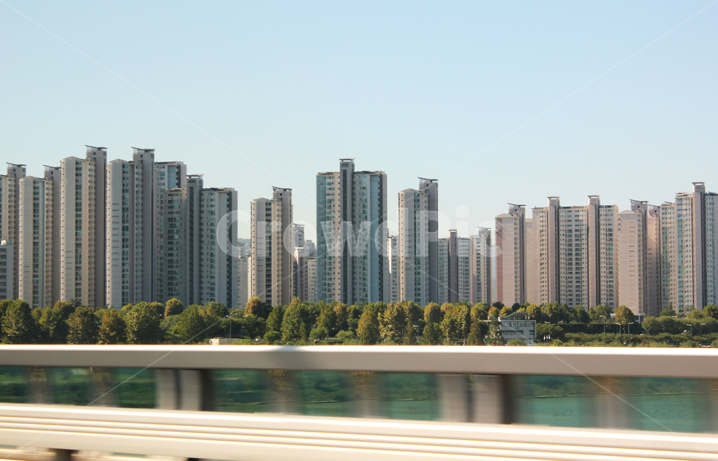 한국,대한민국,서울,한강,강변,가드레일,난간,나무,숲,자연,풍경,도시,도심,아파트,건물,건설,건축,집,하우스,빌딩,고층건물,하늘,낮,식물,강가,공원,도시,풍경,city,landscape,한국도시풍경,한국도시경관,korea cityscape,building,시티,town,urban,어반,high rise,고층 건물,condo,콘도,housing,주택,apartment building