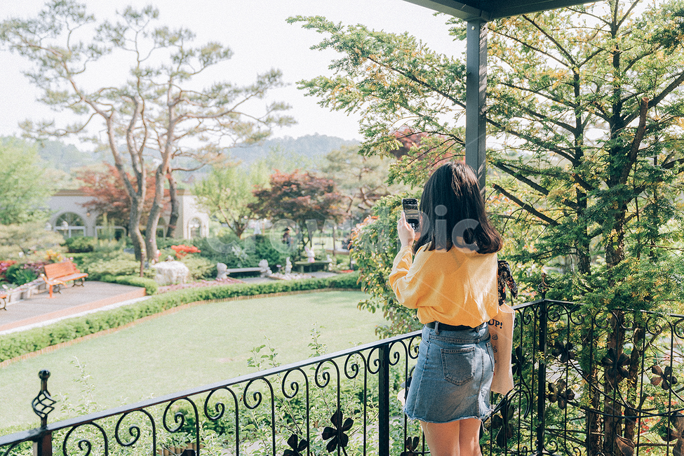 정원,숲,girl,woman,sister,사람,인물,인간,human,person,여성,여자,woman,female,lady,사진작가,포토그래퍼,photographer,감성,sensible,feeling,휴식,힐링,rest,relaxation,healing