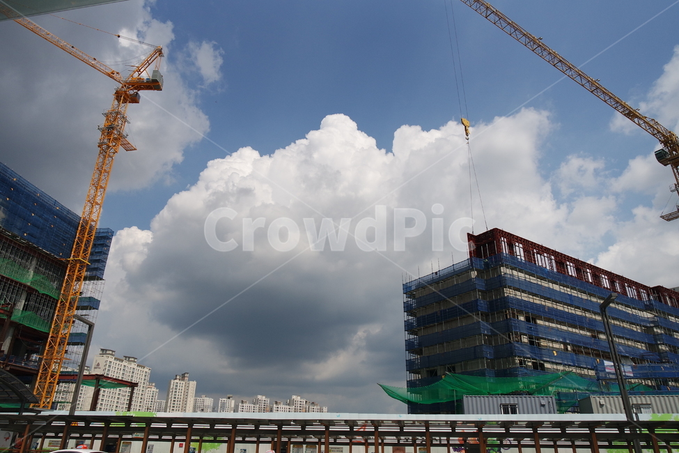 건설크레인,건설,공사장,공사,constructioncrane,구름,개발,현장,개발사업,크레인,컨테이너,공사현장,산업,industry,industrial,건설업,건축업,construction industry