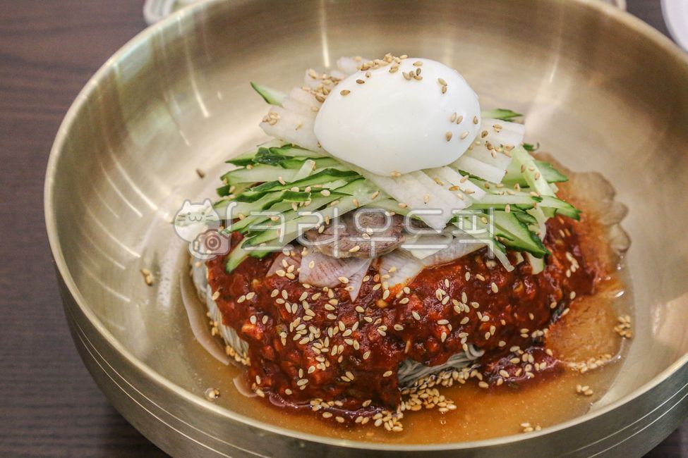 food,음식,비빔국수,비빔냉면,냉면,밀면,비빔밀면,오이,계란,여름