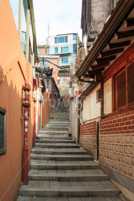 인사동,계단,골목길,한옥,전통,뒷골목,골목,돌계단,집,가옥,서울,관광,관광지,텅빈,조용한,한적한,도시,풍경,city,landscape,골목길,alley,banister,난간,handrail