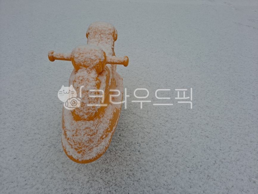 눈,겨울,공원,말장난감,장난감,말,놀이터,하얀색,노란색,외로운,혼자,아무도없는,공허한,여백,시린,차가운,야외,바깥,시로이,층,바닥