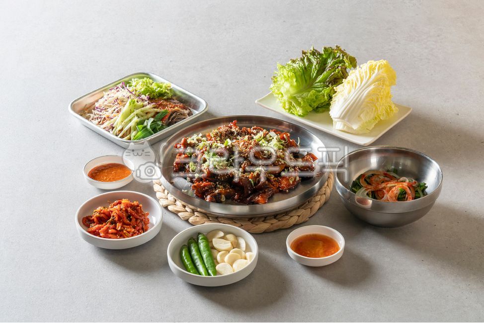 side dish,Pork feet,Lettuce,spicy pigs feet,napa cabbage,Korean,spicy,Tray noodles,food