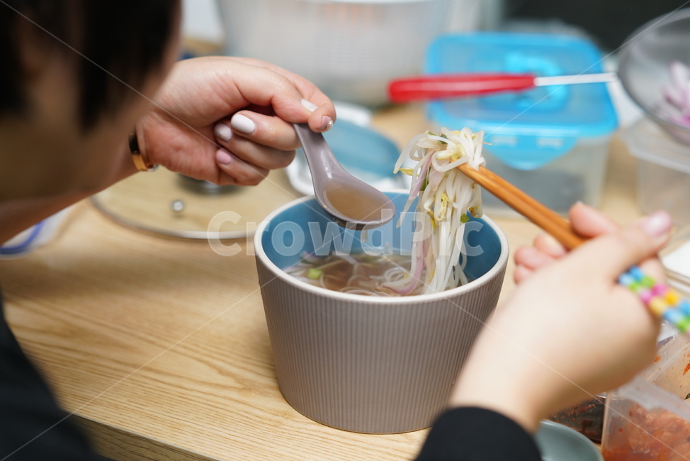 쌀국수,면요리,음식,푸드,noodle,먹거리,food,국물요리,요리,식사,간식,면발,human,인간,person,젓가락,음식,식재료,요리,food,cook,meal,dishes,food reserves