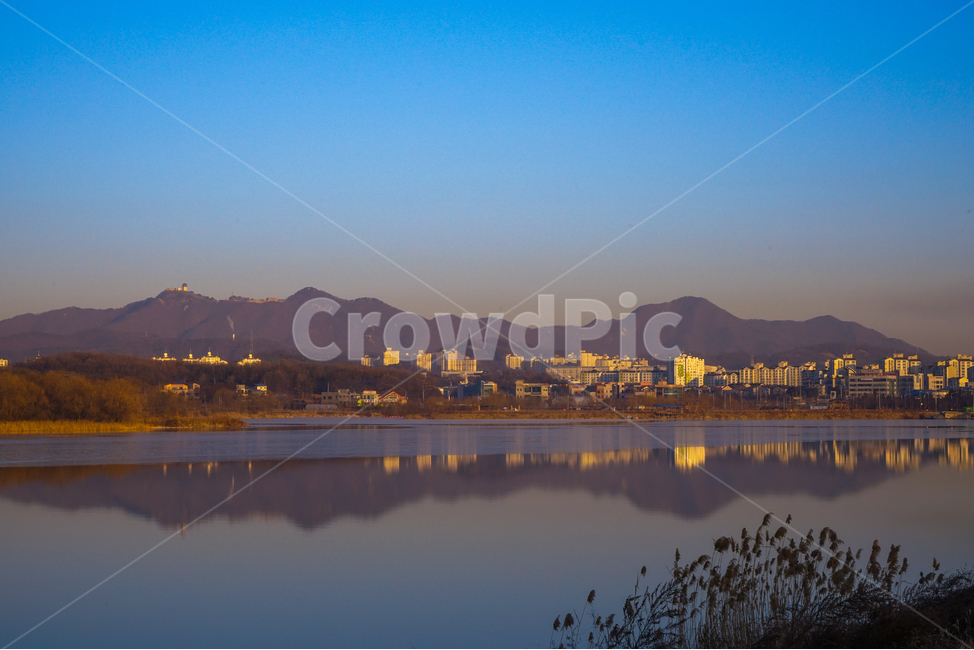 호수,여명,새벽,반영,투영,건물,풍경,감성,겨울,계절,도시,풍경,city,landscape,nature,자연,water,물,outdoors,옥외