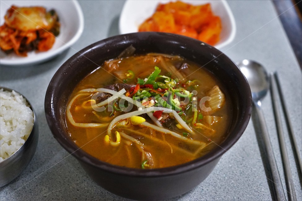 콩나물,선지국,선지해장국,수저,음식,서민식,전통음식,저렴,든든함,맛,한국음식,서민음식,얼큰한맛,국물음식,koranfood,koreanmeal,koreandishes
