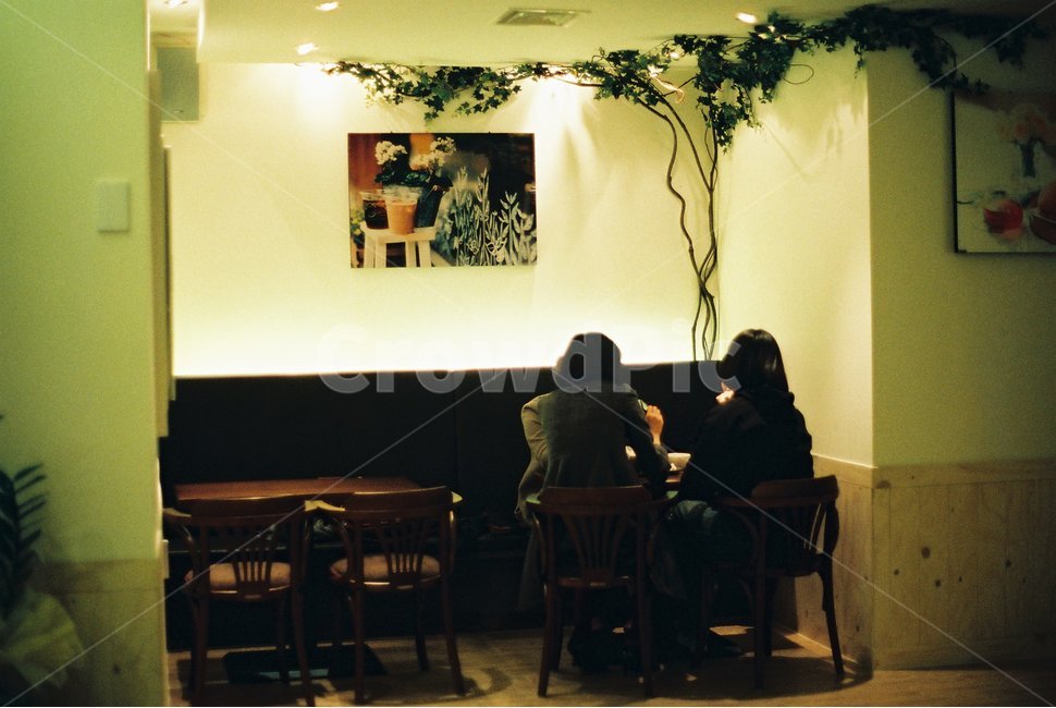 필름카메라,카페,감성,외로움,커피,조명,빈카페,화분,그림,레스토랑,식당,액자,사람,인물,인간,human,person,인테리어,실내디자인,interior design