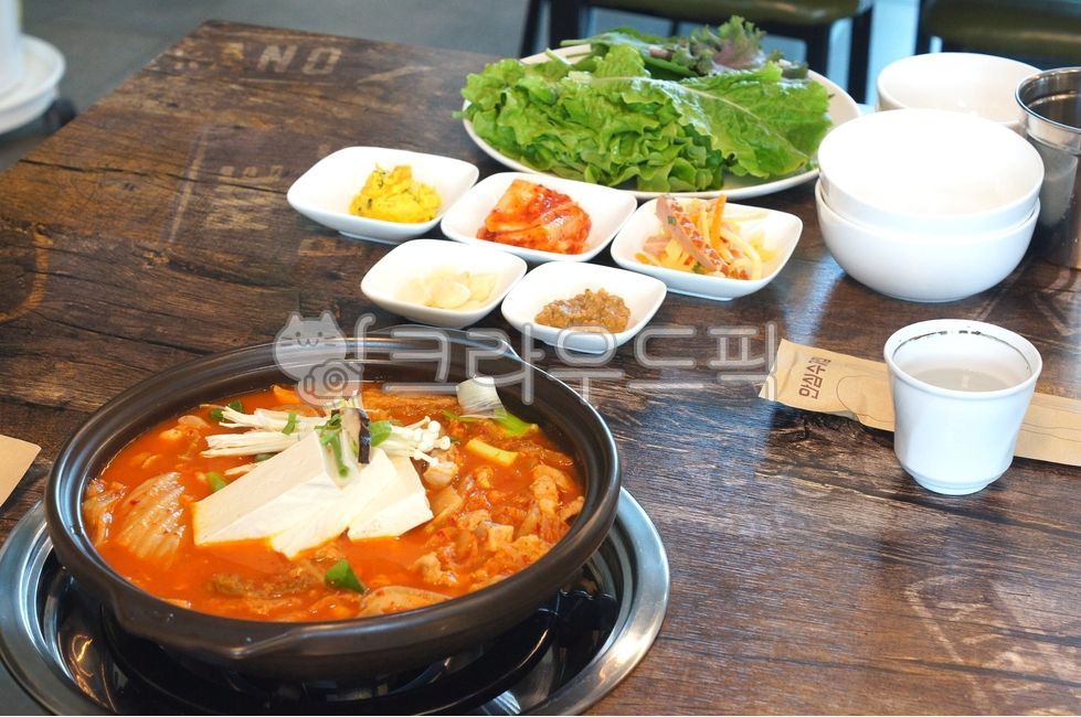 김치찌개,kimchistew,김치전골,kimchijjigae,spicystew,porkstew,meatstew,돼지김치찌개,음식,food,kfood,요리,플레이팅,foodpresentation,plating