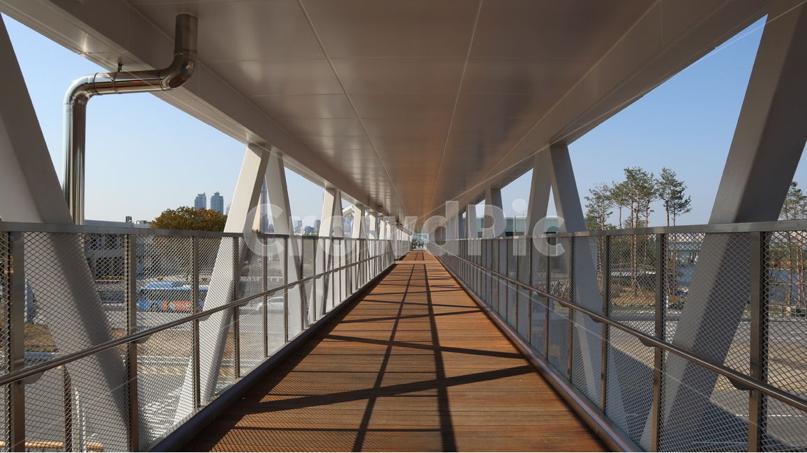 소실점,구름다리,다리,난간,banister,railing,길,handrail,노들,낮,오후,그림자