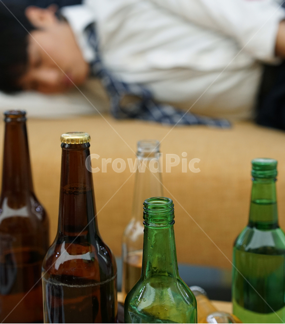 술,음주,과음,남성,남자,취객,만취,소주병,소주,알콜,사람,인물,인간,human,person,남성,남자,man,male,술,주류,alcohol