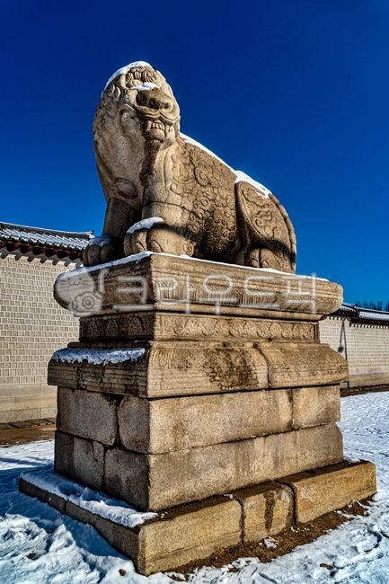 snow scene,snowylandscape,winter,Haitai,Gwanghwamun,Korean culture,snowscene,Hanyangdoseong,Gyeongbokgung,korea,haetae,Cultural Heritage,snow,sight,winterscene,winter landscape,Korean tradition,Korean cultural property,landscape