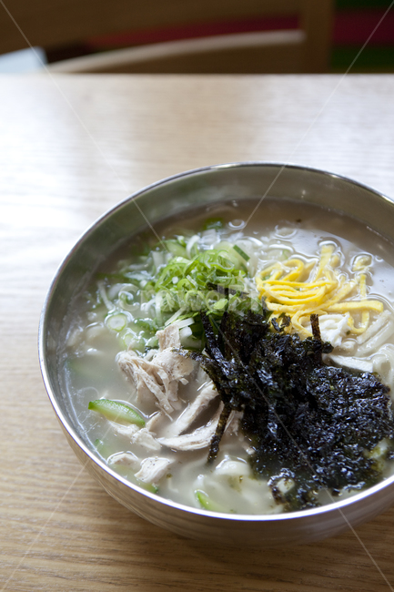 칼국수,국수,닭칼국수,noodle,국물,김가루,닭가슴살,chicken,음식,식재료,요리,food,cook,meal,dishes,food reserves,면류,면요리,noodles,한식,한국음식,한국요리,korean food,korean dishes,korean meal,korean cook