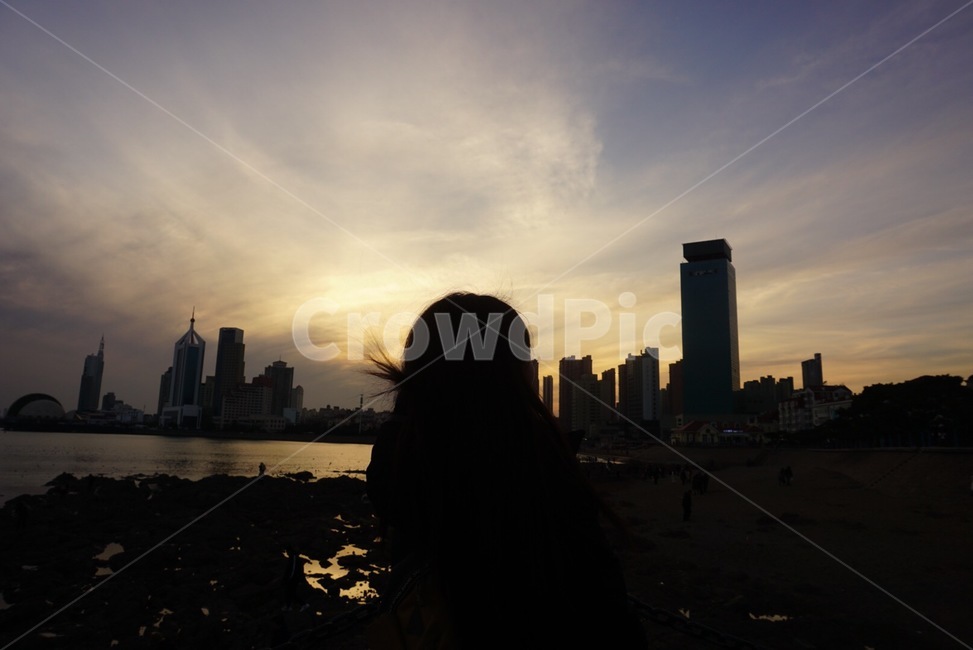 사람,실루엣,silhouette,nature,자연,outdoors,옥외,town,도시,metropolis,중심지,urban,어반,city,시티,building,건물,human,인간,person,노을,하늘,구름,겨울,패딩,바람,머리카락,머리,여행,해외여행,도시,풍경,city,landscape,실루엣,그림자,silhouette,shadow