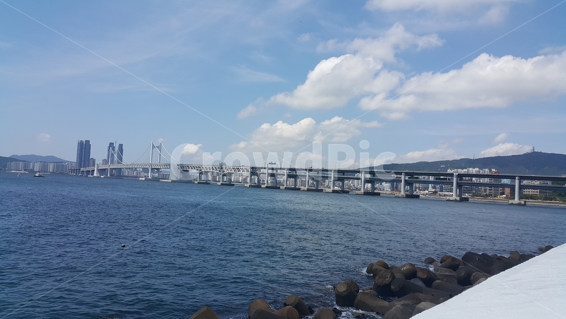 교량,교각,pier,포트,dock,독,해운대,방파제,waterfront,워터프론트,물,water,광안대교,다리,bridge,맑은하늘,바다,ocean,랜드마크,블루,여름,summer,부산
