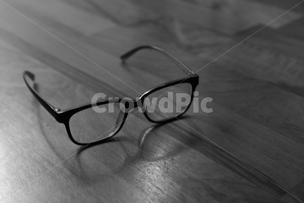 안경,뿔테,시선,슬픔,탐구,진지함,몰두,패션스타일,의상,fashion,style,사물,물건,오브젝트,thing,object,matter